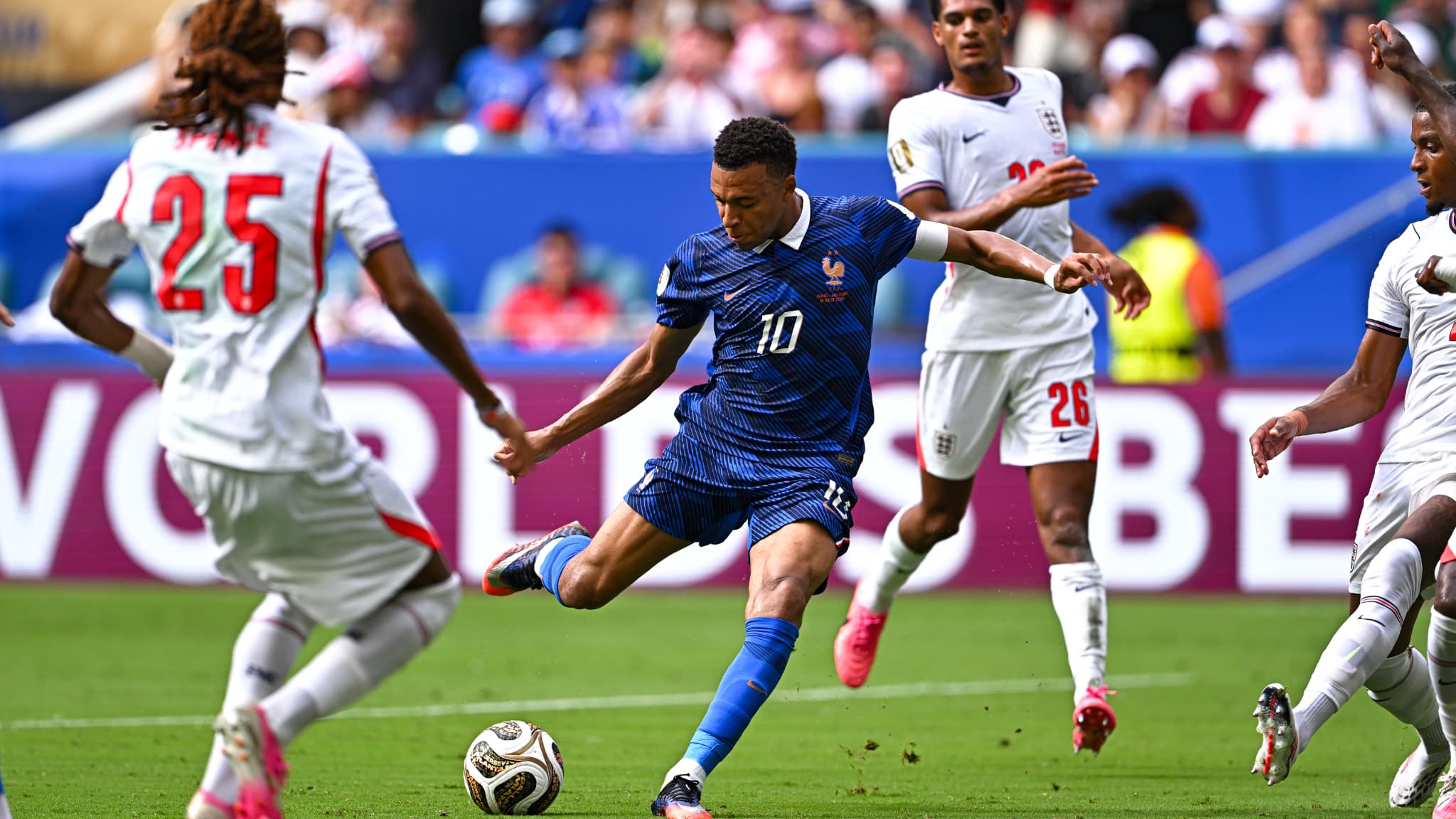Mondial 2026 : Le bronze pour l'Angleterre qui domine la France au terme d'un festival de buts