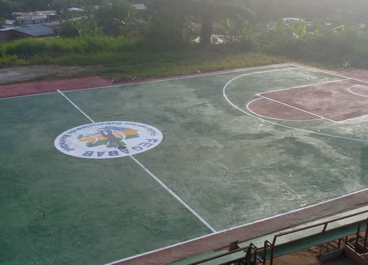 Le terrain de basket-ball d'un lycée de Koulamoutou enfin réhabilité 