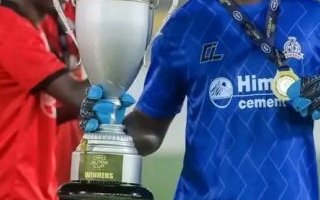 Ouganda : Loyce Mbaba soulève déjà son premier trophée avec Vipers SC