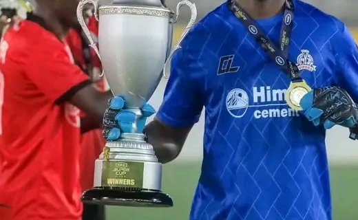 Ouganda : Loyce Mbaba soulève déjà son premier trophée avec Vipers SC