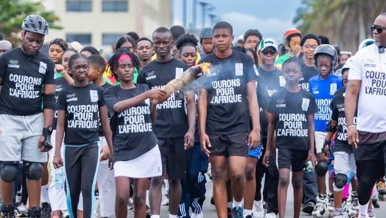 JOJ Dakar 2026 : Près de 500 jeunes célèbrent la flamme olympique à Akanda